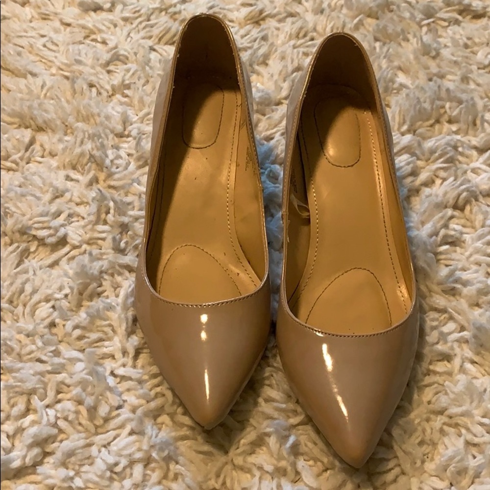 Tan Pointed Toed Pumps Size W11